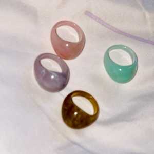 แหวนอะคริลิคสมัยใหม่ สีเหลืองเทา สำหรับทุกเพศ สวมใส่ได้ทุกวัน เครื่องประดับแฟชั่น ได้รับการรับรองจาก IGI รูปทรงเรขาคณิต ประดับด้วยเรซิ่นสังเคราะห์ - Product Image 4