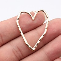 Colgante de Corazón Abierto Texturizado de 39x31mm en Aleación de Zinc Plateado Antiguo para Recuerdo de Ramo de Novia