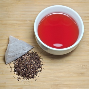 Bebida sin café con sabor a rosas frescas y frutas, envasada en bolsitas de té, fácil de preparar. - Product Image 1