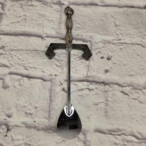 Ensemble d'outils de bar élégants de style médiéval en argent, comprenant un shaker à cocktails, un jigger, un muddler, une cuillère et un passoire, idéal pour l'accueil et les cadeaux - Product Image 2