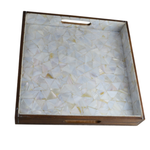 Bandeja de Madera de Diseño Exclusivo para Servir Alimentos con Acabado Personalizado, Bandeja de Madera Natural con Detalles Blancos para Restaurantes, Hoteles y Decoración del Hogar - Product Image 1