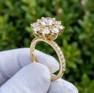 แหวนหมั้นเพชรสร้างในห้องปฏิบัติการ Sparkledge Creation ดีไซน์ทันสมัย 3 กะรัต ทอง 10K/14K/18K ระดับความสะอาด E VVS2 VS1 ประดับเพชรแบบ Floral Cluster Channel Pav Set - Product Image 4