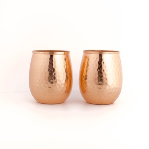 Ensemble de deux gobelets en cuivre faits à la main, finition martelée moderne - Product Image 5