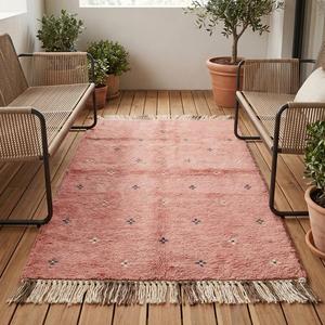 Tapis de luxe en laine tuftée à la main de style marocain rose poudré, doux et moelleux, motif tribal, tapis décoratif avec franges et pompons - Product Image 6