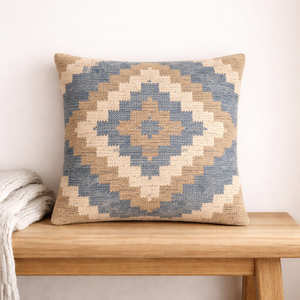 Funda de cojín Kilim geométrica escandinava de 20 x 20 pulgadas en azul para decoración de sala de estar de estilo nórdico costero y moderno orgánico. - Product Image 1