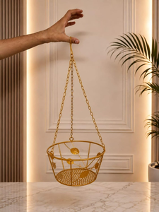Panier suspendu en métal doré avec motif de feuilles décoratives et suspension à chaîne, porte-pot de fleurs rond en fil métallique pour l'intérieur - Product Image 2