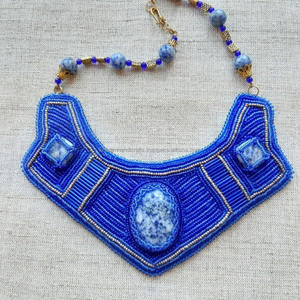 Collier de broderie de perles complexe conçu accessoire de bijoux faits à la main de qualité supérieure pour les robes de soirée et les fonctions festives - Product Image 1