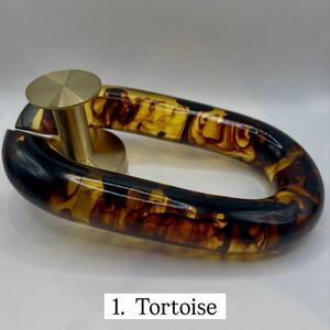 Decoración de pared con cadena de resina ecológica hecha a mano y personalizada por shama natural crafts - Product Image 1