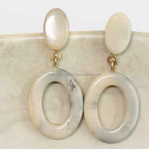 Boucles d'oreilles en résine de couleur personnalisées luxueuses fabriquées à la main pour femmes accessoires de mode hautement polis de haute qualité d'Inde - Product Image 6