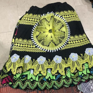 Falda Hawaiana de Algodón 100% Ecológica y Transpirable con Abertura Alta, Estampado Polinesio, Tallas Grandes, Diseño Único, Venta al por Mayor - Product Image 1