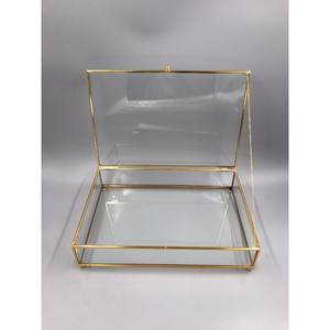 Nuevos paneles de vidrio brillante con marco metálico que reflejan la luz de manera hermosa, añadiendo un suave brillo a tu colección de joyas. - Product Image 4