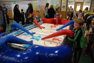 Table de <span class=keywords><strong>hockey</strong></span> sur <span class=keywords><strong>air</strong></span> gonflable en PVC pour enfants, certifiée CE, capacité de 6 personnes, installation facile, <span class=keywords><strong>hockey</strong></span> de table avec design de château gonflable - Product Image 4