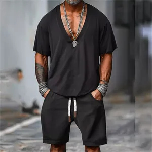 Conjunto de camiseta y pantalones cortos con cuello en V para hombre, conjunto informal de color sólido, ajuste holgado, traje de verano con cintura con cordón y bolsillos laterales - Product Image 2