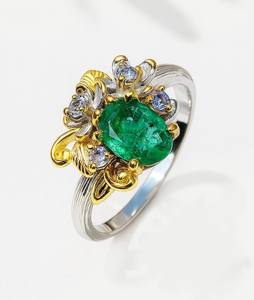 Anillo de Flor de Esmeralda Verde en Plata de Ley, Joyería de Lujo para Boda, Diseñado para un Estilo Floral Elegante y Clásico Atemporal - Product Image 1