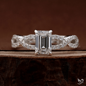 แหวนเพชรแล็บทรงเอเมอรัลด์ 1 กะรัต รับรองโดย IGI พร้อมวงแหวนแบบไขว้ประดับเพชร 10K ทองคำขาว - Product Image 1