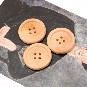 30 Botones de Madera Hechos a Mano, Redondos, de 4 Agujeros, para Coser, Manualidades, Ropa, Madera Natural - Product Image 1