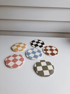 Les sous-verres ultra-brillants sont un moyen élégant de rehausser votre collection de table avec un style design haut de gamme. - Product Image 4