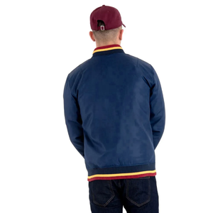 เสื้อแจ็คเก็ตวาร์ซิตี้สีน้ำเงินกรมท่าสำหรับผู้ชาย ปี 2026 แต่งขอบสีแดงและเหลือง ปกคอพับ ปิดด้วยซิป ทรงลำลอง ใส่สบาย มีจำหน่ายแล้ว - Product Image 5