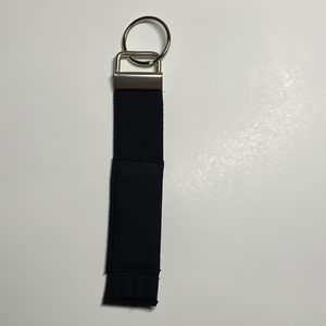 Porte-clés en tissu noir avec anneau métallique pour l'entraînement aux arts martiaux - Product Image 1