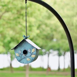 Nichoir pour oiseaux en métal revêtu de bleu, offrant une durabilité exceptionnelle, résistant à la pluie, au neige, au vent et aux rayons du soleil intenses. - Product Image 4