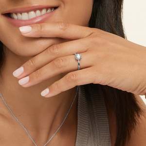 Bague de fiançailles solitaire Freesia 2 mm en argent 925 plaqué or 14 carats avec moissanite taille ronde sertie à griffes - Product Image 6