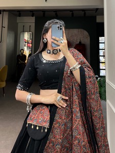 Conjunto Tradicional de Lehenga Choli de Algodón Puro con Dupatta con Trabajo a Mano con Espejos y Bolso, para Mujeres, Ideal para Navratri y Garba - Product Image 5