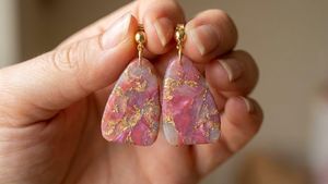 Boucles d'oreilles pendantes artisanales en résine irrégulière |   Boucles d'oreilles romantiques écologiques |   Bijoux ethniques traditionnels, cadeau idéal - Product Image 5