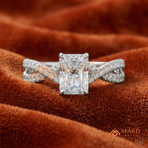 Elegante Anillo de Compromiso de Plata de Ley 925 con Diamante de Corte Radiante y Banda Doble Trenzada con Pavé para Mujer - Product Image 1