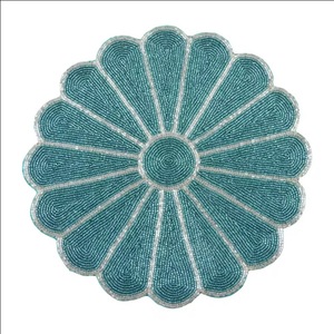 Set de table rond en coton perlé Sand Dollar avec motifs de fleurs et de papillons, brodé à la main, pour mariage - Product Image 4