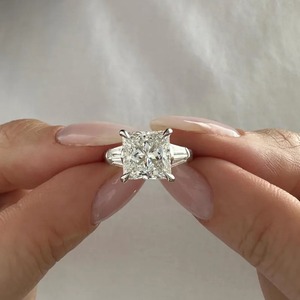 Anillo de Compromiso de Tres Piedras con Diamante Cultivado en Laboratorio de 5 Quilates, Corte Princesa, Certificado IGI, Diseño Único, Baguettes Cónicas, Triada, Oro Blanco de 18K - Product Image 6