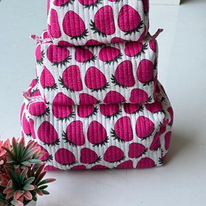 Ensemble de trousses de toilette imprimées fraises, grandes sacoches de rangement textiles multifonctions pour le voyage et l'usage quotidien - Product Image 1