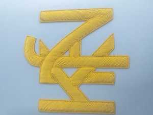Patch brodé artisanal doré en forme de lettre Z à coudre, en feutre non tissé, dentelle PU, pour décoration - Product Image 1