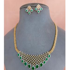 Magnifique ensemble collier et boucles d'oreilles plaqué or de qualité supérieure avec pierres, idéal pour les mariages et les occasions festives, collection pour femmes - Product Image 1