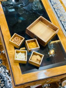 Boîte de rangement écologique en bois pour bonbons, noix et fruits secs, plateau en bambou divisé, couvercle en acrylique, présentoir de table pour Thanksgiving et Noël - Product Image 5