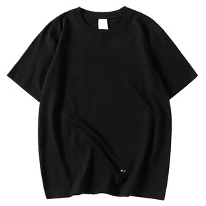 เสื้อยืดคอกลมแขนสั้นผู้ชาย สีแดง ทรงปกติ ผ้าเจอร์ซีย์คอตตอน 100% สีพื้น โลโก้ด้านหน้า ระบายอากาศได้ดี แบบถัก - Product Image 3