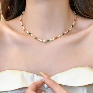 Collier pour femme en pierre naturelle et perle d'eau douce, nouveau modèle populaire, chaîne de clavicule de luxe léger, inspiré de la dopamine - Product Image 3