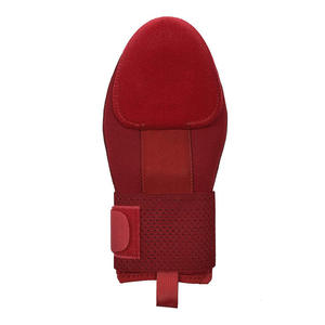 Guante de béisbol rojo de punto con logotipo personalizado, protección para la palma y soporte ajustable para la muñeca, para deportes al aire libre juveniles. - Product Image 2