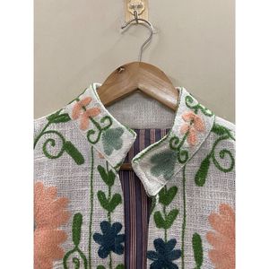 Veste d'hiver en coton brodée de fleurs pour femmes, col mandarin, manches longues, devant ouvert, design fait main - Product Image 4