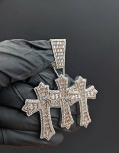 Pendentif croix plaqué argent 925 avec cristaux émeraude taillés en forme de losange, serti en canal, bijou religieux unisexe, cadeau - Product Image 4