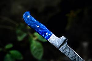 Cuchillo de filetear hecho a mano con hoja de acero de Damasco, mango de resina azul y funda de cuero para cortar pescado - Product Image 2