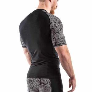 เสื้อรัดกล้ามเนื้อ MMA สำหรับผู้ชาย ผ้าสแปนเด็กซ์/โพลีเอสเตอร์ แขนสั้น ระบายอากาศ แห้งเร็ว รับผลิตตามแบบ สั่งทำได้จากโรงงานโดยตรง - Product Image 3