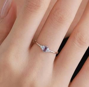 Anillo de Plata de Ley con Circonitas Cúbicas Lila de Inspiración Vintage, Anillo Baguette en Plata o Oro, Delicado Anillo con Zafiro - Product Image 5