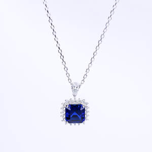 Boucles d'oreilles clous en pierre précieuse bleu royal taille émeraude avec halo de cristaux, plaqué argent, élégantes pour mariage et soirée, coffret cadeau de bijoux - Product Image 1