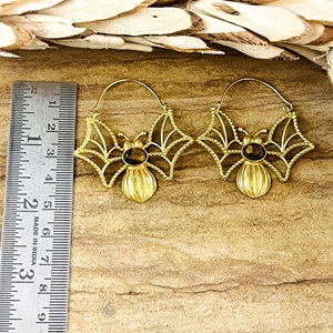 Pendientes Boho de Último Diseño, Joyería Tribal de Latón para Mujer, Chapados en Oro de 18k, Aros Góticos con Diseño de Murciélago y Ojo de Tigre, para Venta al por Mayor/OEM/ODM - Product Image 6