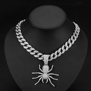 Collier ras du cou Hip Hop avec pendentif araignée noire incrustée de strass, chaîne à maillons plaquée or avec strass violets pour les occasions festives - Product Image 2