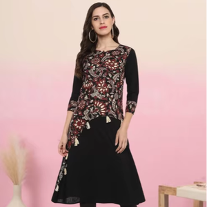Kurta noire en coton slub imprimé Kalamkari pour femme, coupe trapèze, col rond, manches trois-quarts, style ethnique décontracté. - Product Image 1