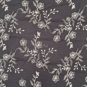 Tela de Algodón Negra Bordada de Primera Calidad con Diseño Floral Blanco en Relieve, Material Tejido para Vestidos - Product Image 1