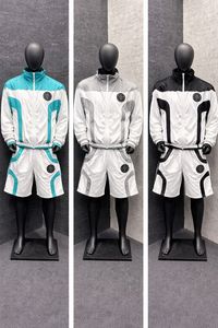 Conjunto de 2 Piezas de Ropa Urbana Otoñal para Hombre, Chaqueta Cortavientos y Pantalones Cortos 100% Poliéster, con Capucha, Secado Rápido, Diseño Ligero y Resistente al Viento, con Pedrería - Product Image 2