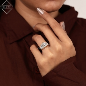Anillo de Diamantes de Corte Esmeralda de Lujo en Oro Amarillo con Baguettes Graduadas, Joyería de Compromiso, Regalo para Mujer - Product Image 4