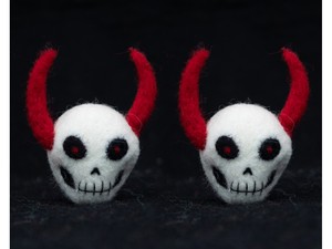 Wholesale Felt & Yarn Handmade Wool Skull with Red Horn Spooky Halloween Hanging Decor Gift Set for Adults - Product Image 5